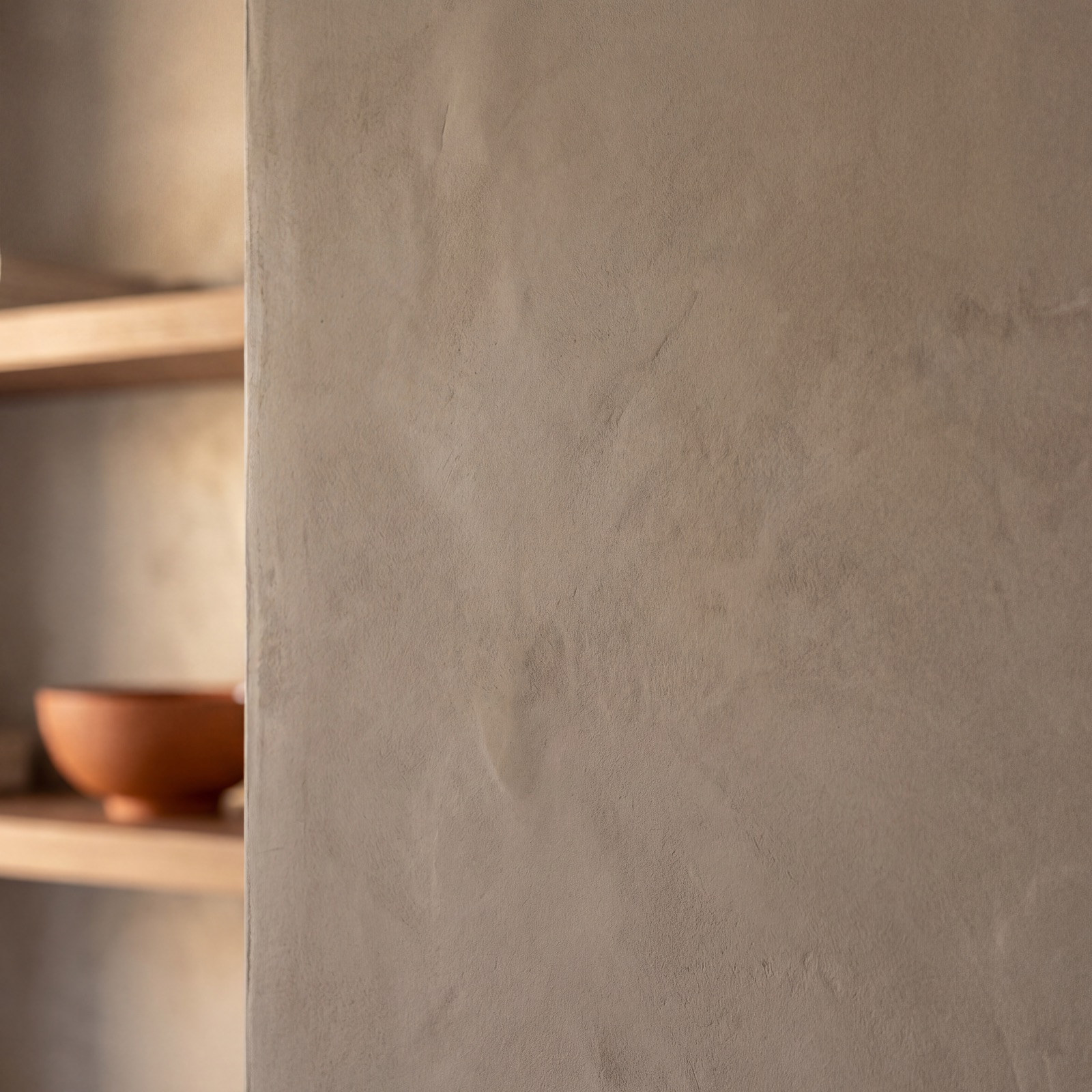 Detalhe de microcimento em parede de casa de banho