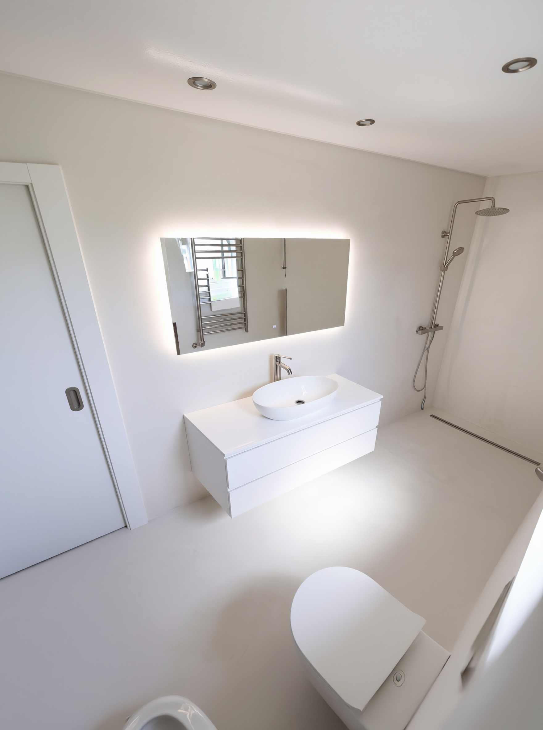 Casa de banho Espinho depois — duche com ralo linear embutido em microcimento contínuo Espinho