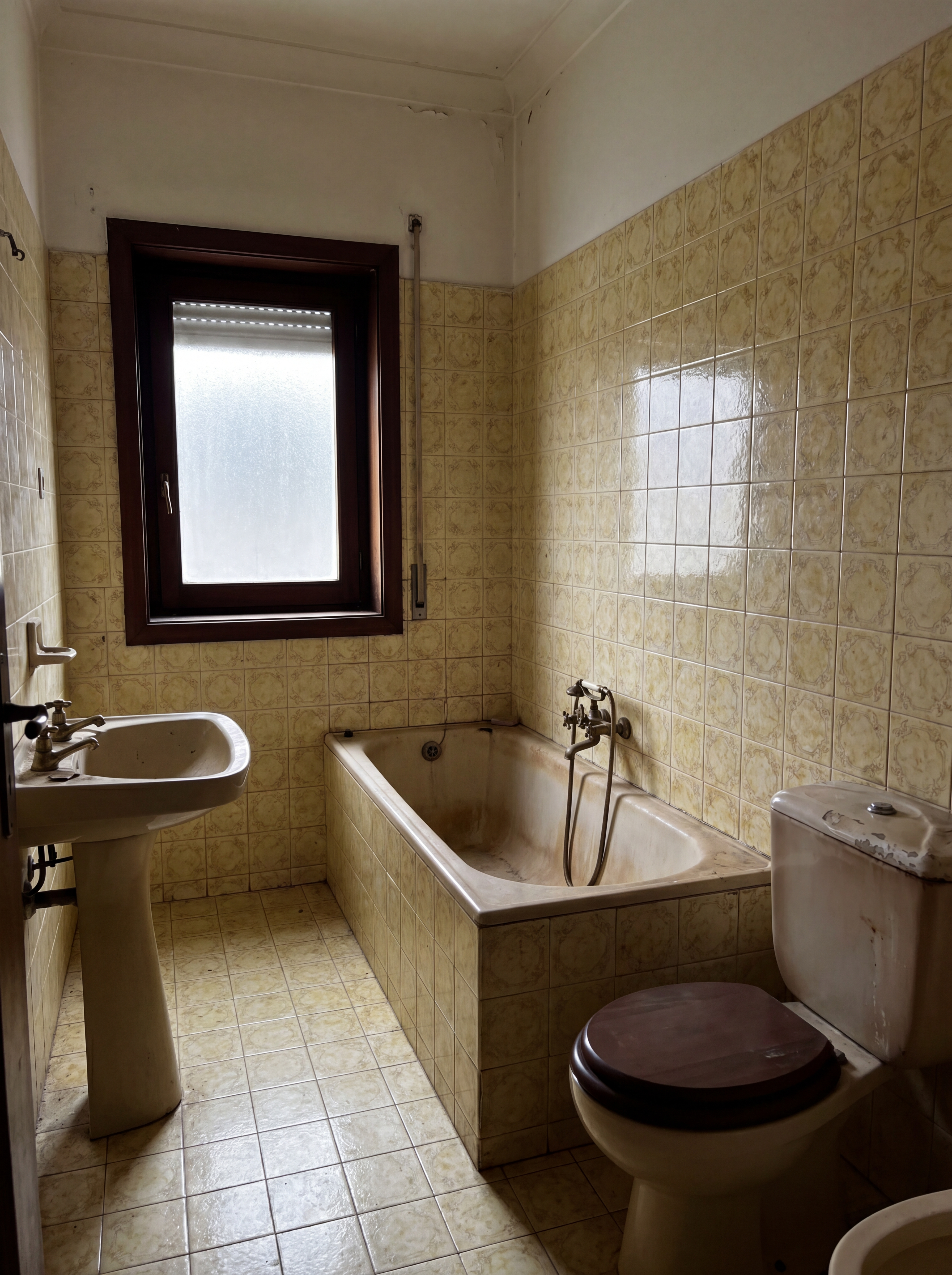 Casa de banho Porto antes da remodelação — banheira antiga azulejo anos 70