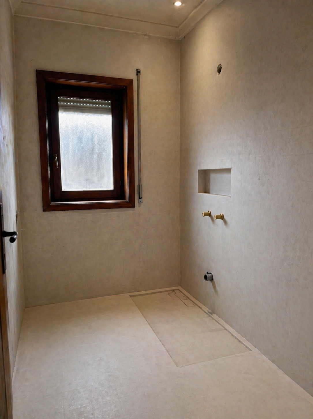 Remodelação casa de banho Porto durante obra — aplicação microcimento paredes